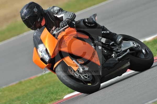 Motorcycle action photographs;Trackday digital images;event digital images;eventdigitalimages;no limits trackday;peter wileman photography;snetterton;snetterton circuit norfolk;snetterton photographs;trackday;trackday photos