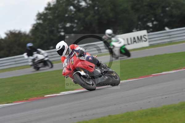 Motorcycle action photographs;Trackday digital images;event digital images;eventdigitalimages;no limits trackday;peter wileman photography;snetterton;snetterton circuit norfolk;snetterton photographs;trackday;trackday photos