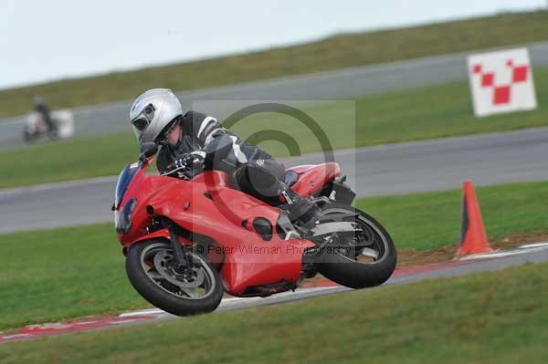 Motorcycle action photographs;Trackday digital images;event digital images;eventdigitalimages;no limits trackday;peter wileman photography;snetterton;snetterton circuit norfolk;snetterton photographs;trackday;trackday photos