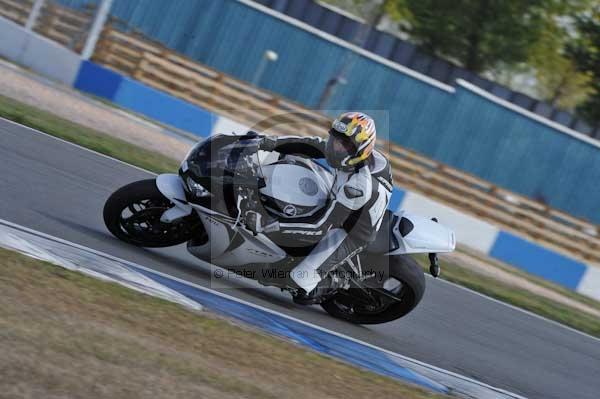 Motorcycle action photographs;Trackday digital images;donington;donington park leicestershire;donington photographs;event digital images;eventdigitalimages;no limits trackday;peter wileman photography;trackday;trackday photos