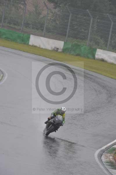 Mallory park Leicestershire;Mallory park photographs;Motorcycle action photographs;event digital images;eventdigitalimages;mallory park;no limits trackday;peter wileman photography;trackday;trackday digital images;trackday photos