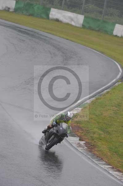 Mallory park Leicestershire;Mallory park photographs;Motorcycle action photographs;event digital images;eventdigitalimages;mallory park;no limits trackday;peter wileman photography;trackday;trackday digital images;trackday photos