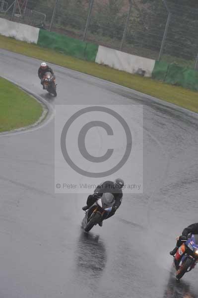 Mallory park Leicestershire;Mallory park photographs;Motorcycle action photographs;event digital images;eventdigitalimages;mallory park;no limits trackday;peter wileman photography;trackday;trackday digital images;trackday photos