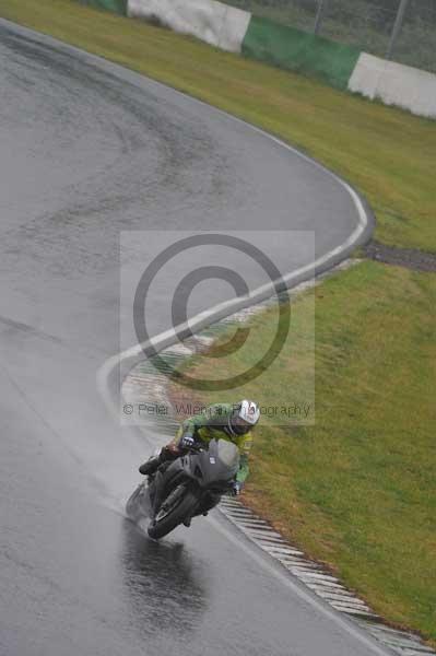 Mallory park Leicestershire;Mallory park photographs;Motorcycle action photographs;event digital images;eventdigitalimages;mallory park;no limits trackday;peter wileman photography;trackday;trackday digital images;trackday photos