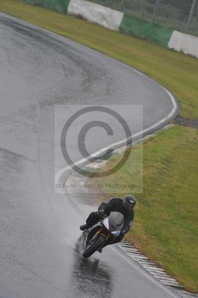 Mallory park Leicestershire;Mallory park photographs;Motorcycle action photographs;event digital images;eventdigitalimages;mallory park;no limits trackday;peter wileman photography;trackday;trackday digital images;trackday photos