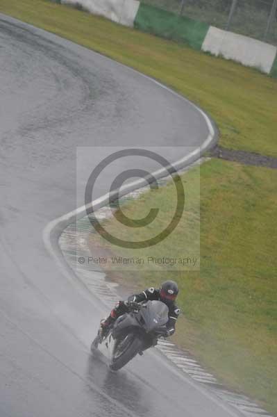 Mallory park Leicestershire;Mallory park photographs;Motorcycle action photographs;event digital images;eventdigitalimages;mallory park;no limits trackday;peter wileman photography;trackday;trackday digital images;trackday photos