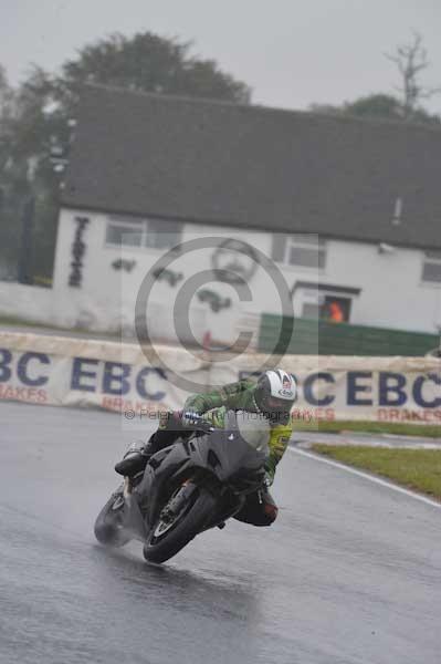 Mallory park Leicestershire;Mallory park photographs;Motorcycle action photographs;event digital images;eventdigitalimages;mallory park;no limits trackday;peter wileman photography;trackday;trackday digital images;trackday photos