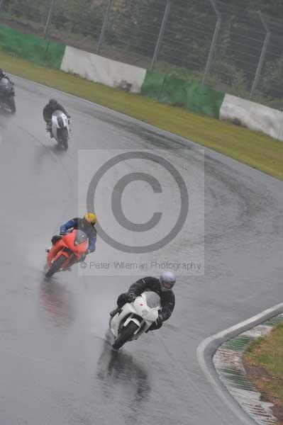 Mallory park Leicestershire;Mallory park photographs;Motorcycle action photographs;event digital images;eventdigitalimages;mallory park;no limits trackday;peter wileman photography;trackday;trackday digital images;trackday photos