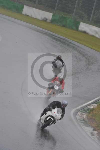 Mallory park Leicestershire;Mallory park photographs;Motorcycle action photographs;event digital images;eventdigitalimages;mallory park;no limits trackday;peter wileman photography;trackday;trackday digital images;trackday photos