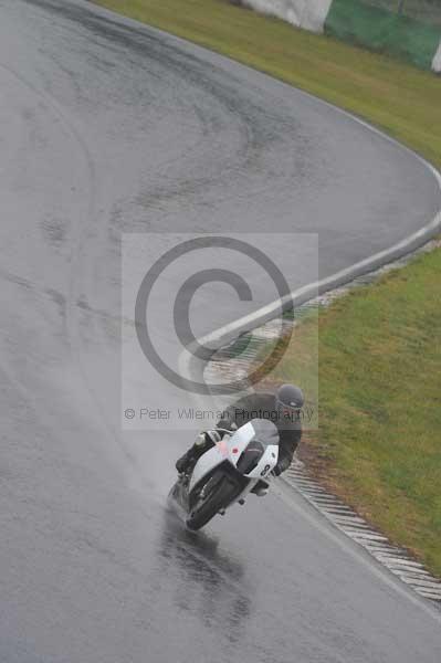 Mallory park Leicestershire;Mallory park photographs;Motorcycle action photographs;event digital images;eventdigitalimages;mallory park;no limits trackday;peter wileman photography;trackday;trackday digital images;trackday photos