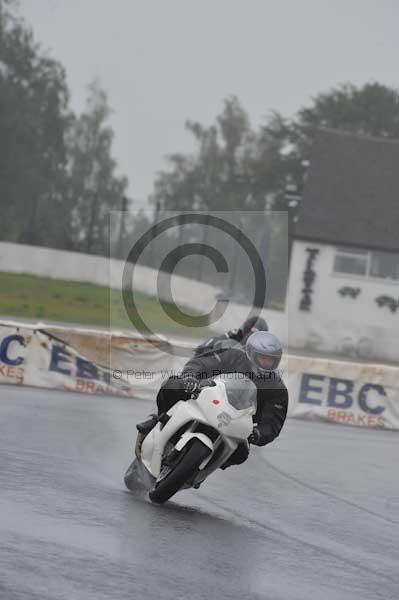 Mallory park Leicestershire;Mallory park photographs;Motorcycle action photographs;event digital images;eventdigitalimages;mallory park;no limits trackday;peter wileman photography;trackday;trackday digital images;trackday photos