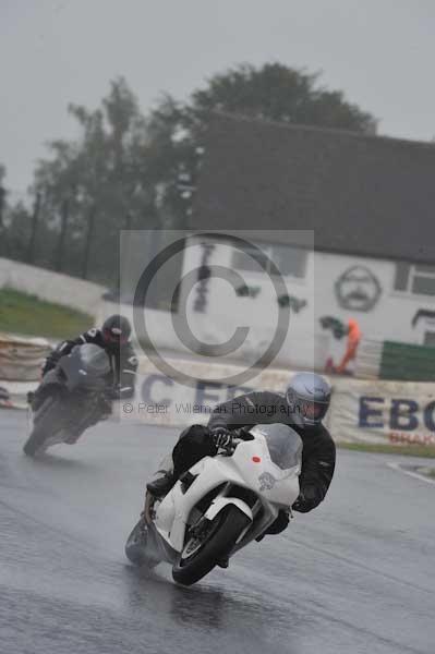 Mallory park Leicestershire;Mallory park photographs;Motorcycle action photographs;event digital images;eventdigitalimages;mallory park;no limits trackday;peter wileman photography;trackday;trackday digital images;trackday photos