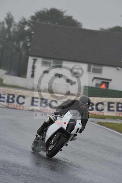 Mallory park Leicestershire;Mallory park photographs;Motorcycle action photographs;event digital images;eventdigitalimages;mallory park;no limits trackday;peter wileman photography;trackday;trackday digital images;trackday photos