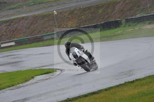 Mallory park Leicestershire;Mallory park photographs;Motorcycle action photographs;event digital images;eventdigitalimages;mallory park;no limits trackday;peter wileman photography;trackday;trackday digital images;trackday photos