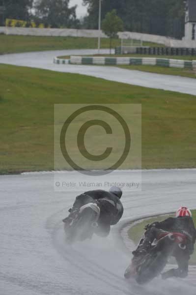 Mallory park Leicestershire;Mallory park photographs;Motorcycle action photographs;event digital images;eventdigitalimages;mallory park;no limits trackday;peter wileman photography;trackday;trackday digital images;trackday photos