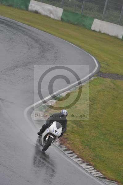 Mallory park Leicestershire;Mallory park photographs;Motorcycle action photographs;event digital images;eventdigitalimages;mallory park;no limits trackday;peter wileman photography;trackday;trackday digital images;trackday photos