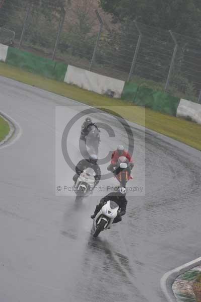 Mallory park Leicestershire;Mallory park photographs;Motorcycle action photographs;event digital images;eventdigitalimages;mallory park;no limits trackday;peter wileman photography;trackday;trackday digital images;trackday photos