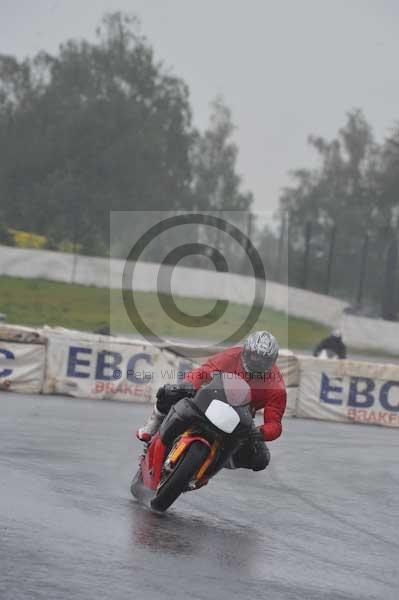 Mallory park Leicestershire;Mallory park photographs;Motorcycle action photographs;event digital images;eventdigitalimages;mallory park;no limits trackday;peter wileman photography;trackday;trackday digital images;trackday photos