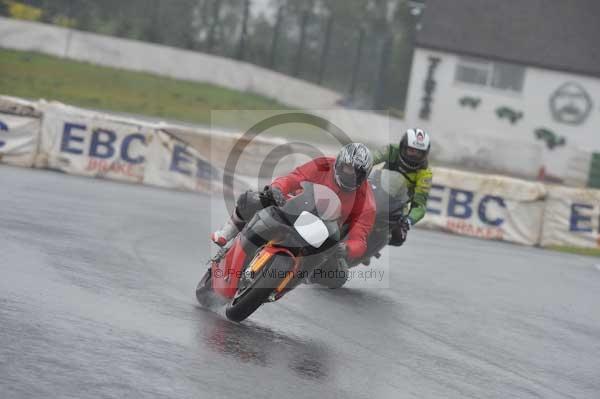 Mallory park Leicestershire;Mallory park photographs;Motorcycle action photographs;event digital images;eventdigitalimages;mallory park;no limits trackday;peter wileman photography;trackday;trackday digital images;trackday photos