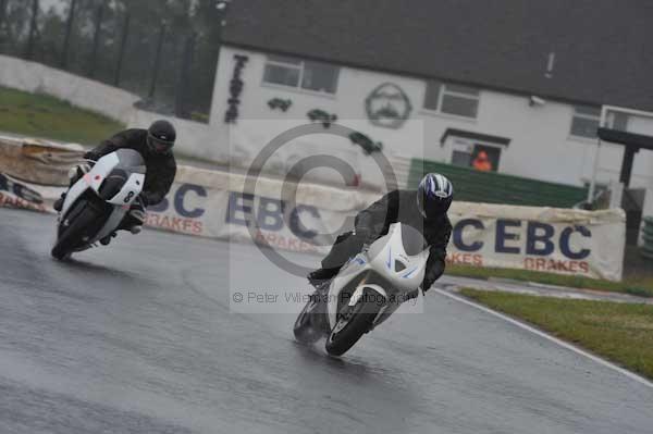 Mallory park Leicestershire;Mallory park photographs;Motorcycle action photographs;event digital images;eventdigitalimages;mallory park;no limits trackday;peter wileman photography;trackday;trackday digital images;trackday photos