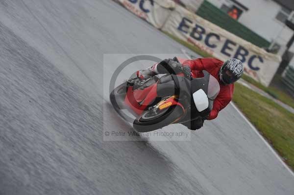 Mallory park Leicestershire;Mallory park photographs;Motorcycle action photographs;event digital images;eventdigitalimages;mallory park;no limits trackday;peter wileman photography;trackday;trackday digital images;trackday photos