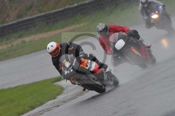 Mallory park Leicestershire;Mallory park photographs;Motorcycle action photographs;event digital images;eventdigitalimages;mallory park;no limits trackday;peter wileman photography;trackday;trackday digital images;trackday photos