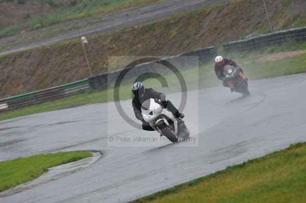 Mallory park Leicestershire;Mallory park photographs;Motorcycle action photographs;event digital images;eventdigitalimages;mallory park;no limits trackday;peter wileman photography;trackday;trackday digital images;trackday photos