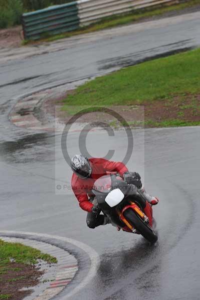 Mallory park Leicestershire;Mallory park photographs;Motorcycle action photographs;event digital images;eventdigitalimages;mallory park;no limits trackday;peter wileman photography;trackday;trackday digital images;trackday photos