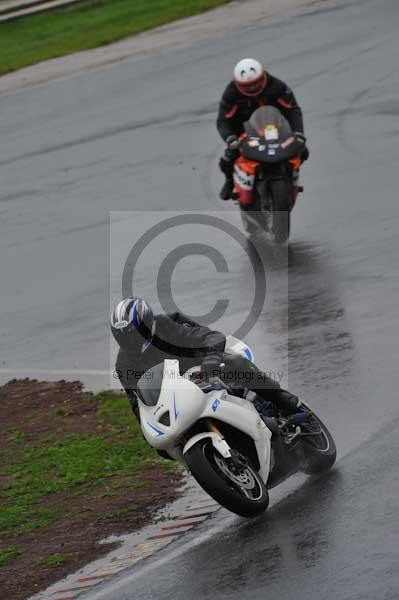 Mallory park Leicestershire;Mallory park photographs;Motorcycle action photographs;event digital images;eventdigitalimages;mallory park;no limits trackday;peter wileman photography;trackday;trackday digital images;trackday photos