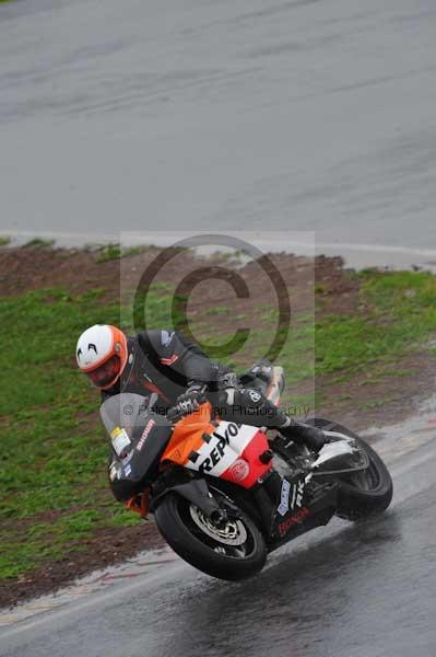 Mallory park Leicestershire;Mallory park photographs;Motorcycle action photographs;event digital images;eventdigitalimages;mallory park;no limits trackday;peter wileman photography;trackday;trackday digital images;trackday photos