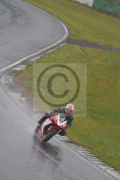 Mallory park Leicestershire;Mallory park photographs;Motorcycle action photographs;event digital images;eventdigitalimages;mallory park;no limits trackday;peter wileman photography;trackday;trackday digital images;trackday photos