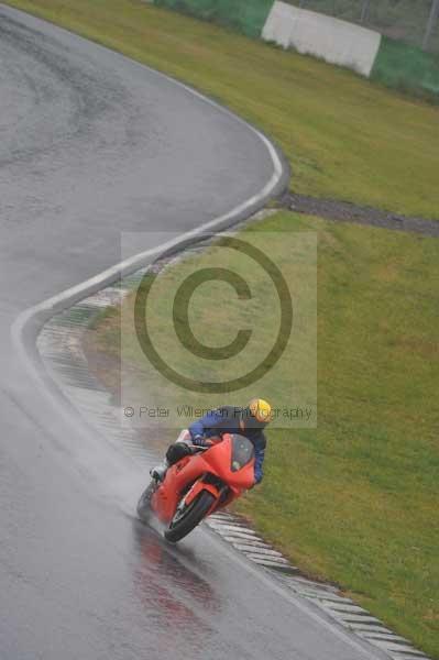 Mallory park Leicestershire;Mallory park photographs;Motorcycle action photographs;event digital images;eventdigitalimages;mallory park;no limits trackday;peter wileman photography;trackday;trackday digital images;trackday photos