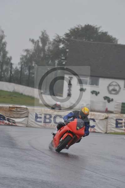 Mallory park Leicestershire;Mallory park photographs;Motorcycle action photographs;event digital images;eventdigitalimages;mallory park;no limits trackday;peter wileman photography;trackday;trackday digital images;trackday photos