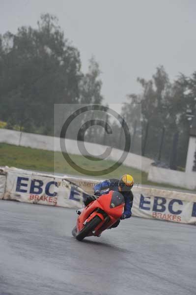 Mallory park Leicestershire;Mallory park photographs;Motorcycle action photographs;event digital images;eventdigitalimages;mallory park;no limits trackday;peter wileman photography;trackday;trackday digital images;trackday photos