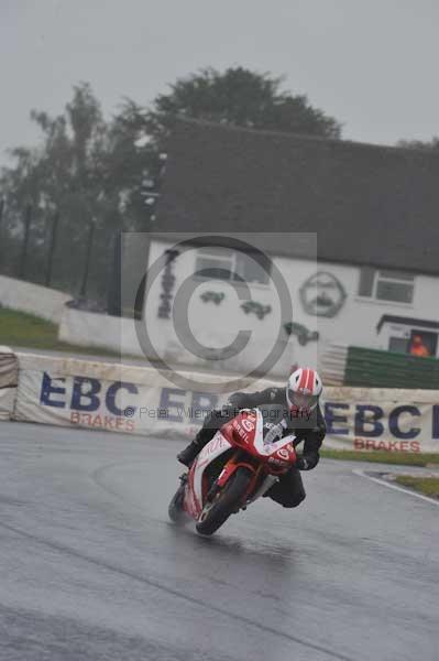 Mallory park Leicestershire;Mallory park photographs;Motorcycle action photographs;event digital images;eventdigitalimages;mallory park;no limits trackday;peter wileman photography;trackday;trackday digital images;trackday photos