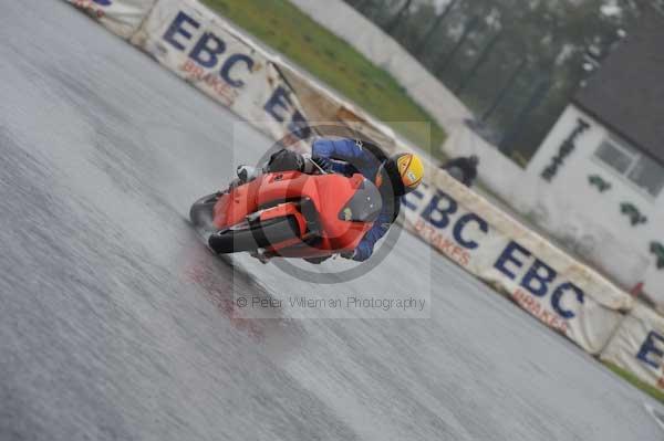 Mallory park Leicestershire;Mallory park photographs;Motorcycle action photographs;event digital images;eventdigitalimages;mallory park;no limits trackday;peter wileman photography;trackday;trackday digital images;trackday photos