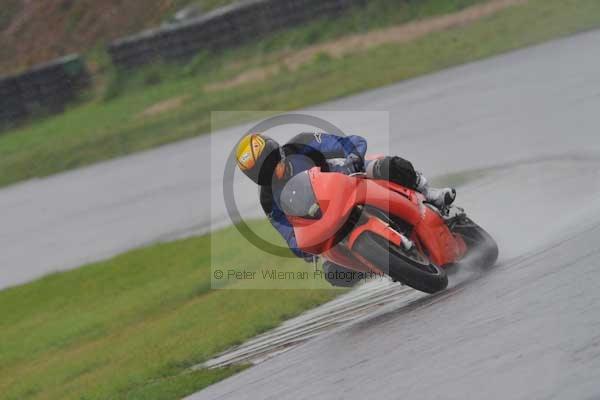 Mallory park Leicestershire;Mallory park photographs;Motorcycle action photographs;event digital images;eventdigitalimages;mallory park;no limits trackday;peter wileman photography;trackday;trackday digital images;trackday photos