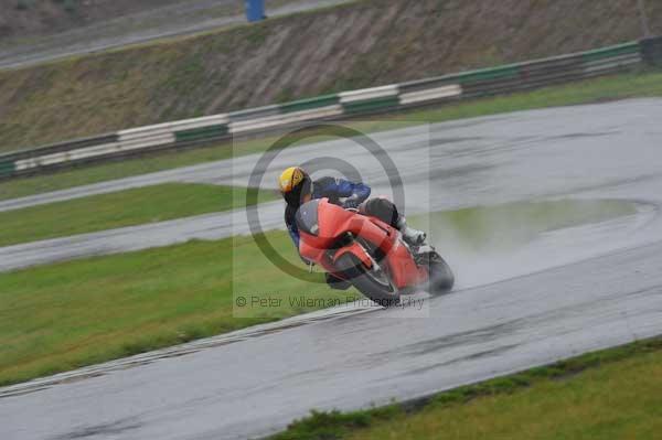 Mallory park Leicestershire;Mallory park photographs;Motorcycle action photographs;event digital images;eventdigitalimages;mallory park;no limits trackday;peter wileman photography;trackday;trackday digital images;trackday photos