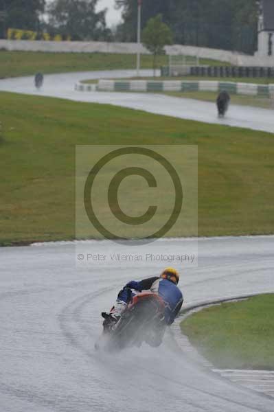 Mallory park Leicestershire;Mallory park photographs;Motorcycle action photographs;event digital images;eventdigitalimages;mallory park;no limits trackday;peter wileman photography;trackday;trackday digital images;trackday photos