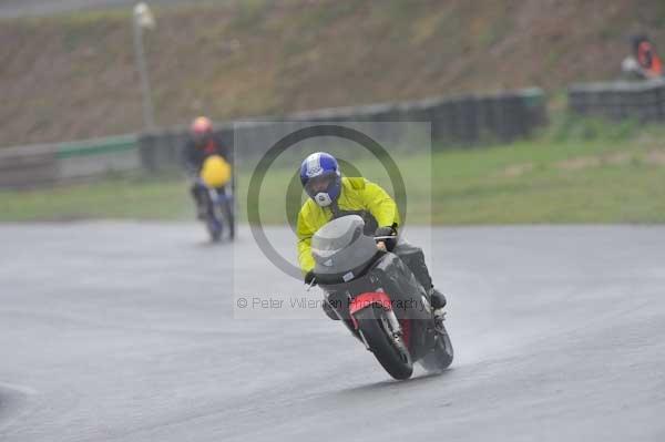 Mallory park Leicestershire;Mallory park photographs;Motorcycle action photographs;event digital images;eventdigitalimages;mallory park;no limits trackday;peter wileman photography;trackday;trackday digital images;trackday photos