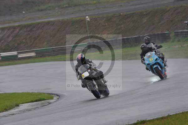 Mallory park Leicestershire;Mallory park photographs;Motorcycle action photographs;event digital images;eventdigitalimages;mallory park;no limits trackday;peter wileman photography;trackday;trackday digital images;trackday photos