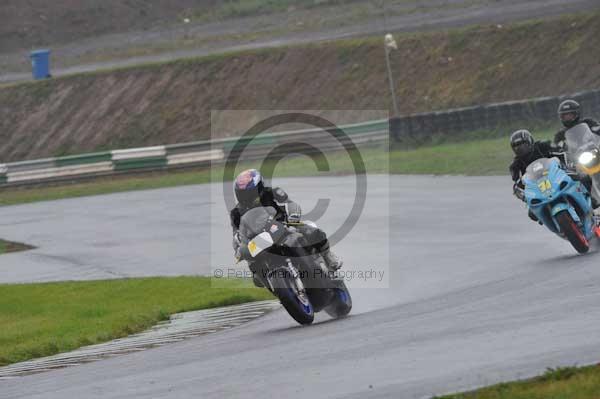 Mallory park Leicestershire;Mallory park photographs;Motorcycle action photographs;event digital images;eventdigitalimages;mallory park;no limits trackday;peter wileman photography;trackday;trackday digital images;trackday photos