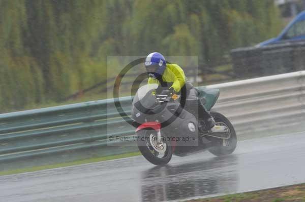 Mallory park Leicestershire;Mallory park photographs;Motorcycle action photographs;event digital images;eventdigitalimages;mallory park;no limits trackday;peter wileman photography;trackday;trackday digital images;trackday photos