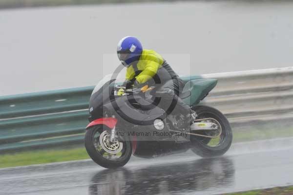 Mallory park Leicestershire;Mallory park photographs;Motorcycle action photographs;event digital images;eventdigitalimages;mallory park;no limits trackday;peter wileman photography;trackday;trackday digital images;trackday photos