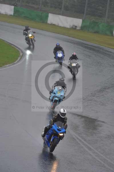 Mallory park Leicestershire;Mallory park photographs;Motorcycle action photographs;event digital images;eventdigitalimages;mallory park;no limits trackday;peter wileman photography;trackday;trackday digital images;trackday photos