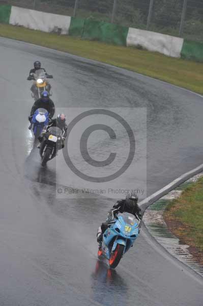 Mallory park Leicestershire;Mallory park photographs;Motorcycle action photographs;event digital images;eventdigitalimages;mallory park;no limits trackday;peter wileman photography;trackday;trackday digital images;trackday photos