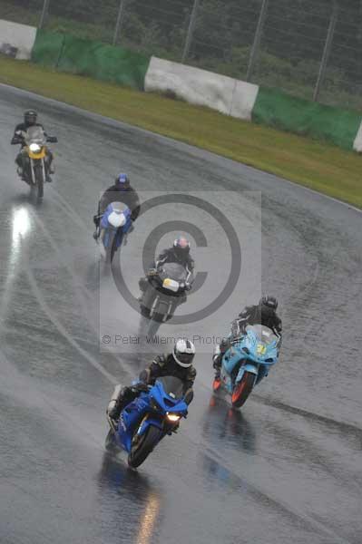 Mallory park Leicestershire;Mallory park photographs;Motorcycle action photographs;event digital images;eventdigitalimages;mallory park;no limits trackday;peter wileman photography;trackday;trackday digital images;trackday photos