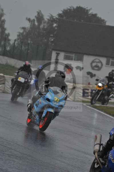 Mallory park Leicestershire;Mallory park photographs;Motorcycle action photographs;event digital images;eventdigitalimages;mallory park;no limits trackday;peter wileman photography;trackday;trackday digital images;trackday photos