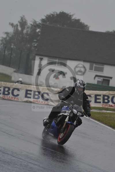 Mallory park Leicestershire;Mallory park photographs;Motorcycle action photographs;event digital images;eventdigitalimages;mallory park;no limits trackday;peter wileman photography;trackday;trackday digital images;trackday photos