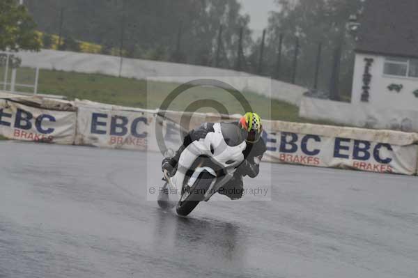 Mallory park Leicestershire;Mallory park photographs;Motorcycle action photographs;event digital images;eventdigitalimages;mallory park;no limits trackday;peter wileman photography;trackday;trackday digital images;trackday photos